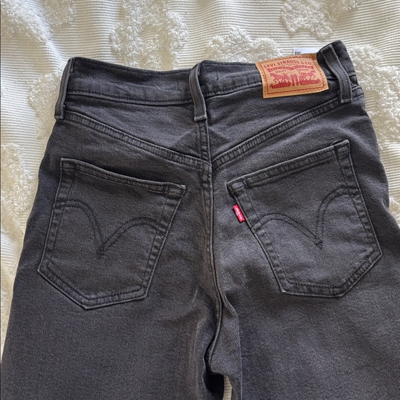 Levi’s • Ribcage Jeans - Picture 3 of 3
